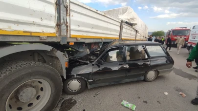 Kahramanmaraş'ta otomobil tırın altına girdi: 2 yaralı
