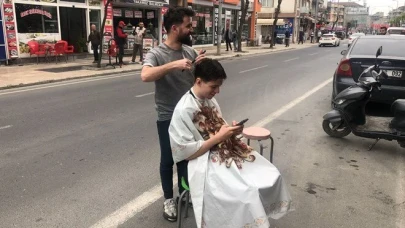 Depremde yarım kalan tıraş sokakta tamamlandı