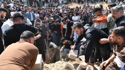 Toprak kayması sonucu hayatını kaybeden 3 işçi defnedildi