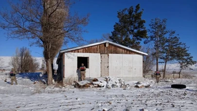 Erzurum’da 20 düzensiz göçmen yakalandı: Bir göçmen kaçakçısı tutuklandı