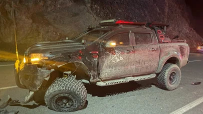 Hakkari'de 2 pikap çarpıştı