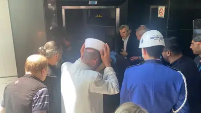 Usta sanatçıya son veda töreninde şok! Cenaze asansörde kaldı