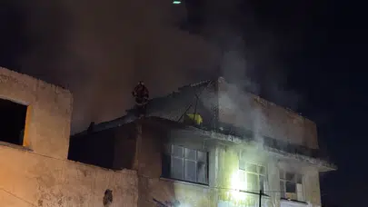 Balıkesir’de 3 katlı binada yangın!