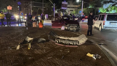 Bursa'da taksi ile otomobil çarpıştı: 7 kişi yaralandı