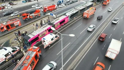 Beylikdüzü Haramidere'de iki metrobüs çarpıştı!