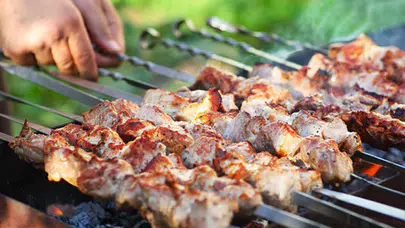 Mangal kokusunun üzerinize sinmesinden rahatsız mı oluyorsunuz? İşte bu yöntemle kurtulun...