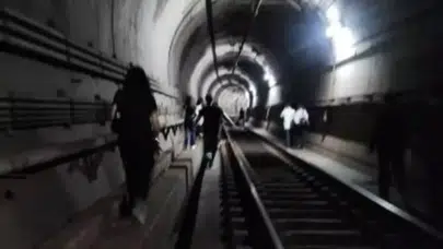 Metroda dehşet anları: Vagonu ateşe verdi!