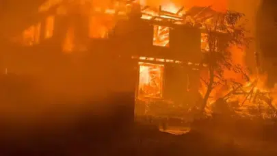 Gece faciası: İki katlı ev alevlere teslim oldu