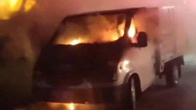 Samsun’da park halindeki kamyonet alev alev yandı!