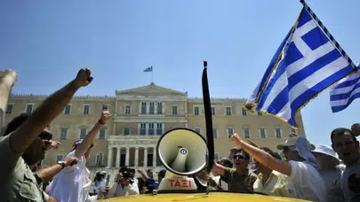 Eylem yapan taksicilerle polis arasında arbede yaşandı