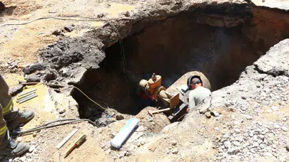 İzmir'de su borusu patladı! Araçlar ve evleri su bastı