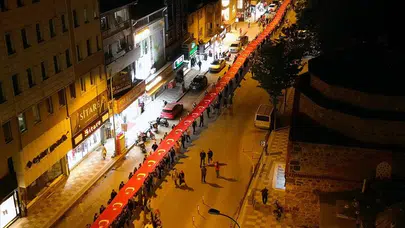 Afyonkarahisar’da 1000 metrelik Türk bayrağıyla tarihi yürüyüş!