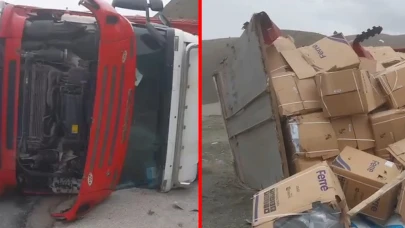 Erzincan'da feci kaza! Beyaz eşya yüklü tır devrildi
