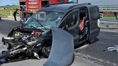 Kırıkkale'de kamyonet ile otomobil çarpıştı: 3 yaralı