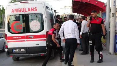 İki kadın durakta birbirini bıçakladı