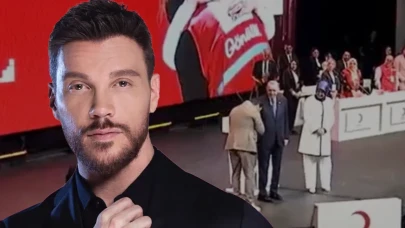 Sinan Akçıl Cumhurbaşkanı Erdoğan’ın elini öptü ardından şarkı söyledi