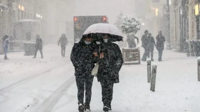 Mayıs ortasında iki kentte lapa lapa kar yağdı, araçlar yolda kaldı
