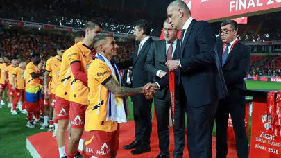 Galatasaray'a Süper Lig şampiyonluk kupasını kim verecek?