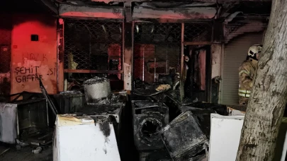 Küçükçekmece'de yangın! Binalar kül oldu