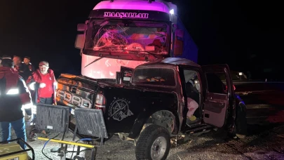 Sivas'ta tır ile pikap çarpıştı: Bir kişi hayatını kaybetti