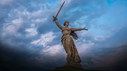 Rusya'nın dev anıtının kafasından ceset çıktı!