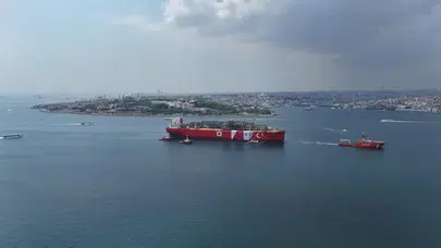 ‘Osman Gazi’ platformunun boğazdan geçişi dron ile görüntülendi
