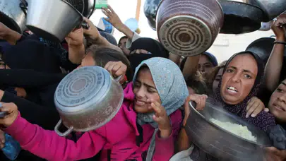 Gazze'ye 81 gün sonra ilk yardım tırları girdi!