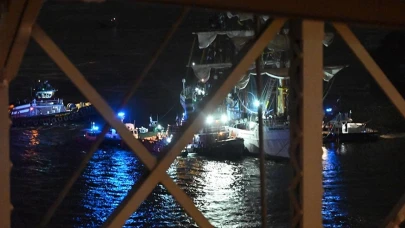 Meksika donanması gemisi Brooklyn Köprüsü’ne çarptı