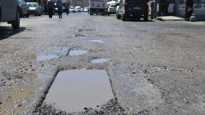İzmir’de sokaklar mayın tarlasına döndü! İzmir Büyükşehir Belediyesi nerede?