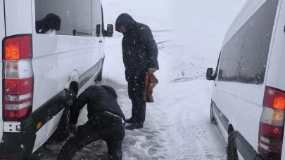Erzurum'da kar ve tipi! Araçlar yolda kaldı