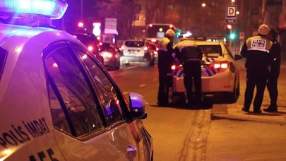Alkollü sürücü polis memuruna çarptı!