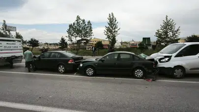 Zincirleme trafik kazası: 4 araç birbirine girdi