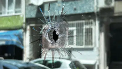 Fatih’te silah sesleri! Motosikletli saldırganlar ev ve işyerlerini kurşunladı