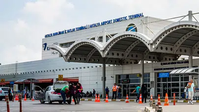 Antalya Havalimanı'nda tavan çöktü: 1 kişi yaralandı