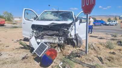 Kırıkkale'de minibüs ile hafif ticari araç çarpıştı: 6 yaralı!