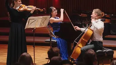 Bursalı genç piyanist Arya Su Gülenç’ten Almanya’da büyük zafer!