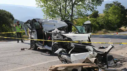 Tokat'ta hafif ticari araç kamyona çarptı: 2 ölü, 3 yaralı!