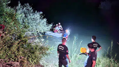 Manavgat'ta su seviyesi yükselen ırmakta 3 kişi mahsur kaldı!