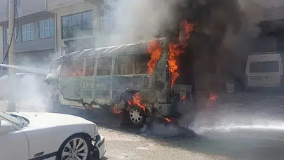 Denizli'de yangın: Seyir halindeki minibüs alevlere teslim oldu