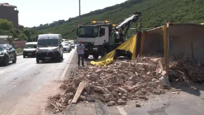 Maltepe'de hafriyat kamyonu devrildi