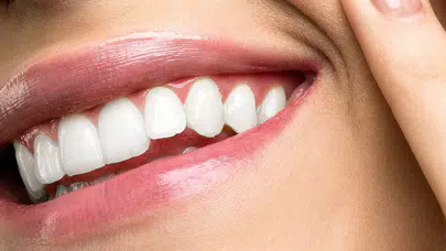 İnciden bile beyaz dişlerin sırrı açığa çıktı! Diş macununu bırakın, bu doğal yöntemleri deneyin