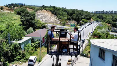 Teras manzarası yetmedi, vinçle göğe çıktılar! İstanbul’da sıra dışı kafe deneyimi