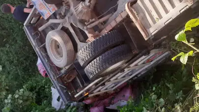 İşçileri taşıyan kamyon devrildi! Yaralı var