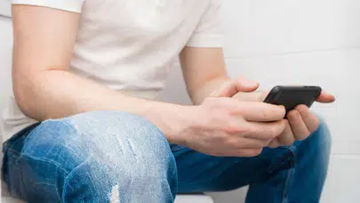 Tuvalete telefonla girenler dikkat! Ölümcül hastalıklara yol açıyor