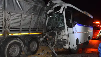 Manisa'da işçi servisi park halindeki tıra çarptı: 20 yaralı!