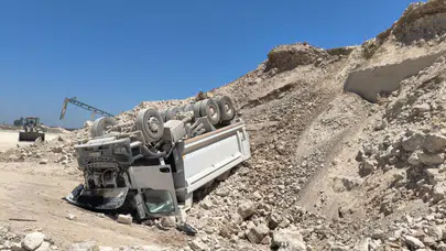 Devrilen hafriyat kamyonu can aldı