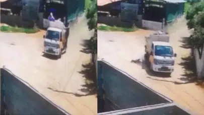 Çöp kamyonetinden düşen işçi güvenlik kamerasınca kaydedildi