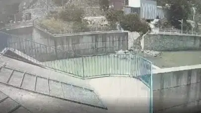 Artvin'de park halindeki kamyon dereye düştü: O anlar kamerada!