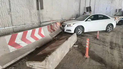 Samsun'da otomobil beton bariyerlere girdi: 5 yaralı!