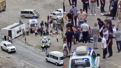 Askerleri taşıyan midibüs devrildi